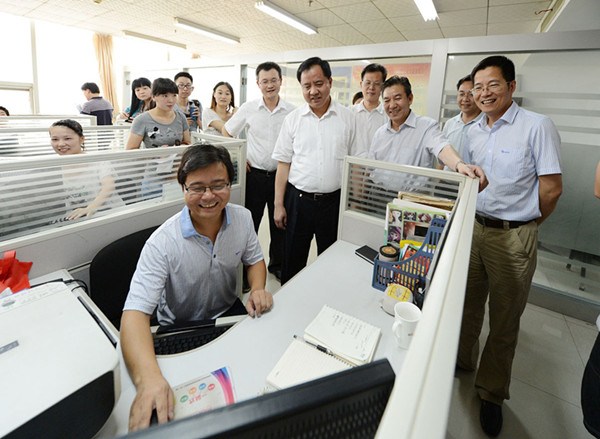 省委常委、常務副省長陳肇雄一行到訪高新區(qū)大學生創(chuàng)業(yè)園.jpg